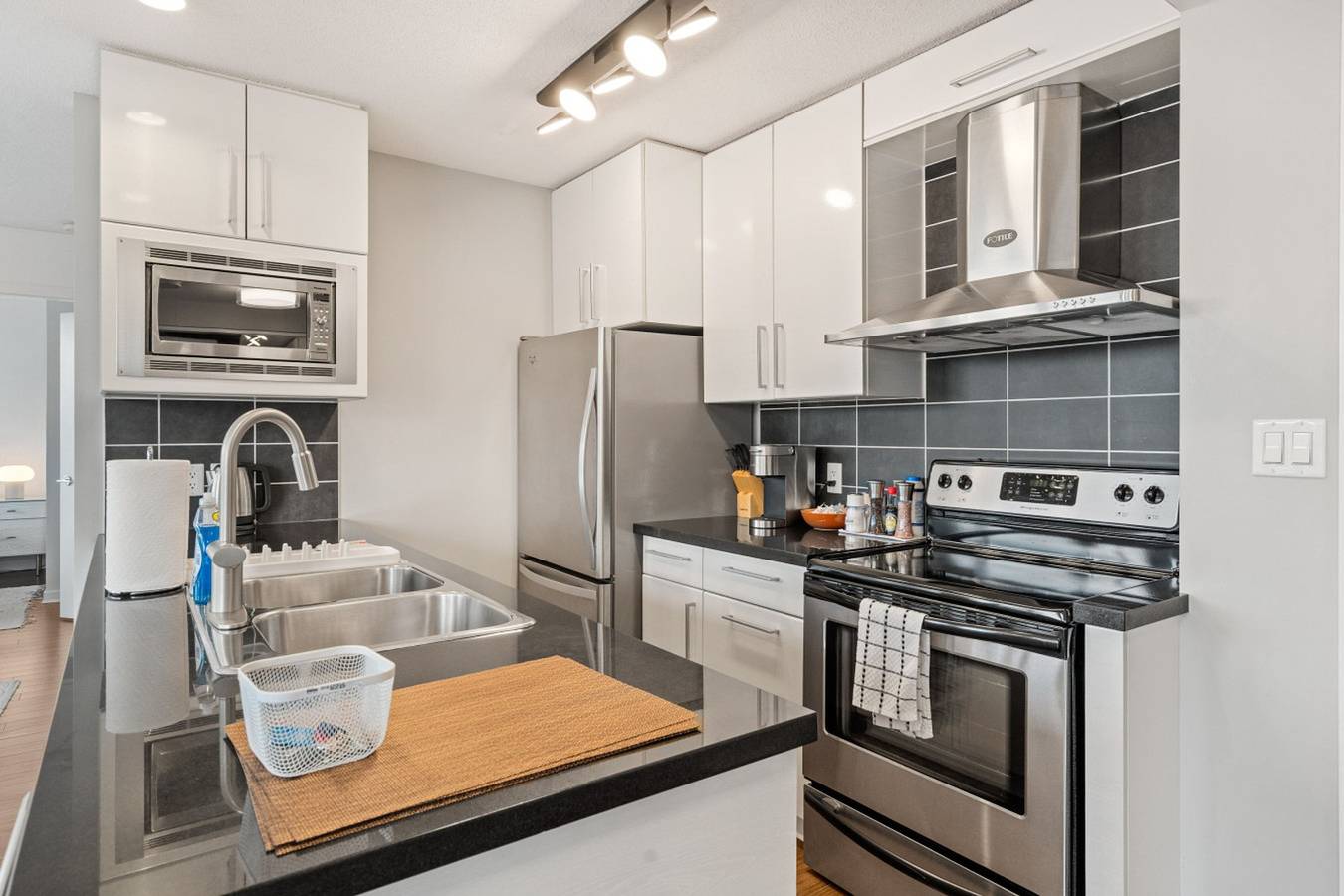 Appartamento intero, Modern Downtown Van 2Br Condo | Walk to Bc Place in Vancouver, Columbia Britannica