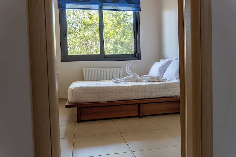 2-floor house, free parking, 10 min from city center, for families and groups. in Chania region