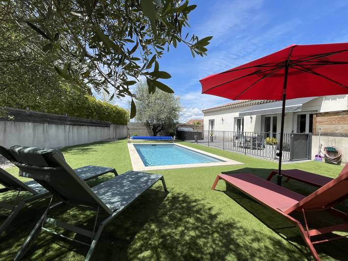 Gîte pour 4 personnes, avec piscine et jacuzzi, adapté aux familles en Ardèche