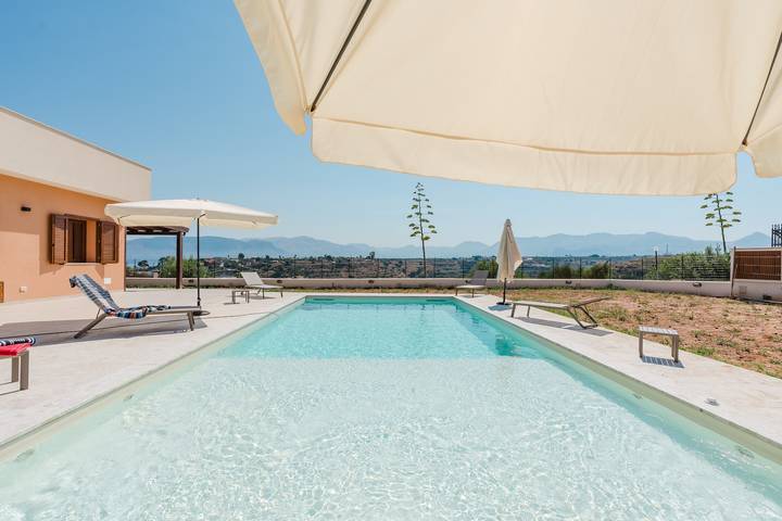 Appartement entier, Appartement 'Mareluce' avec vue sur la montagne, Wi-Fi, climatisation et piscine partagée in Balestrate, Province de Palerme