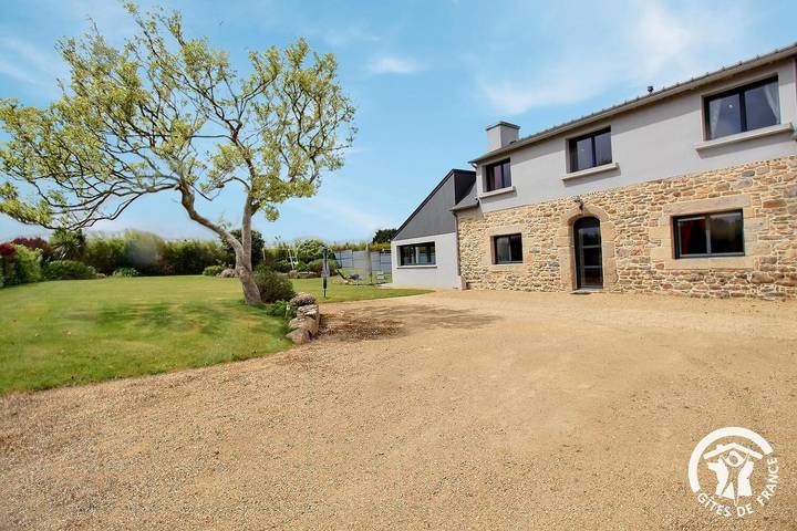 Gîte pour 7 personnes, avec jardin ainsi que piscine et terrasse à Coatréven