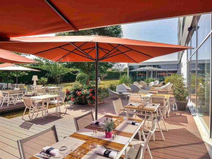 Hôtel pour 2 personnes, avec Terrasse ainsi que Jardin et Piscine à Genas