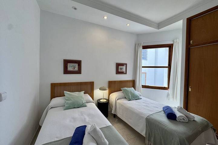 Ganze Wohnung, Sea front partment on Puerto Pollença Pinewalk, Kika in Port de Pollença, Pollença