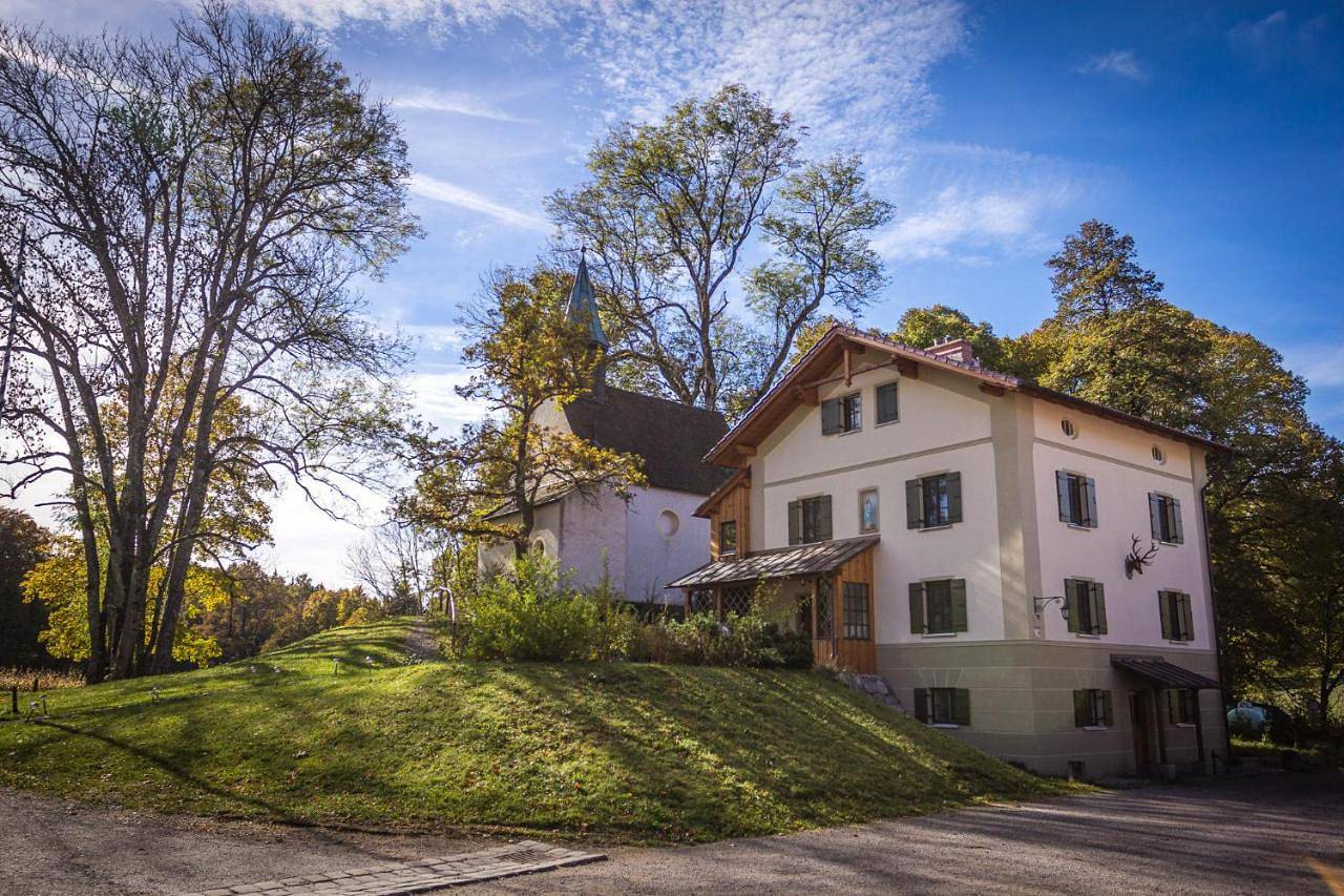 Ganze Wohnung, Wald Apartments bei Schlossgaststätte Hohenberg - Seeshaupt, südlicher Stanberger See, kostenfrei Parken, Ladestation für Auto und Fahrad, Wlan, Natur pur in Hohenberg, Seeshaupt