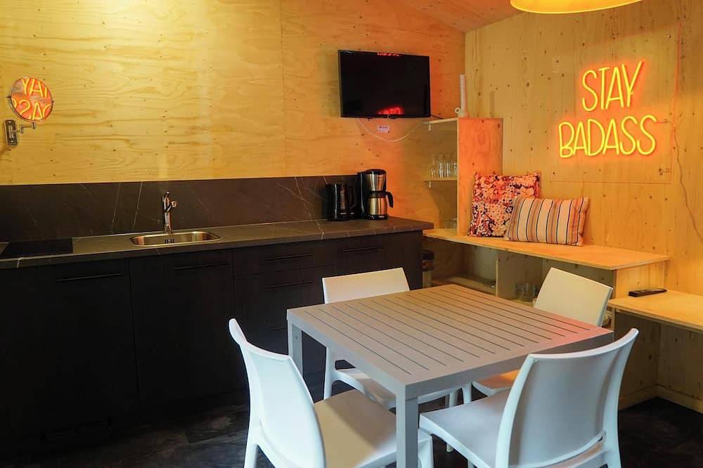 Chalet with 4 beds and a terrace in Nordholland