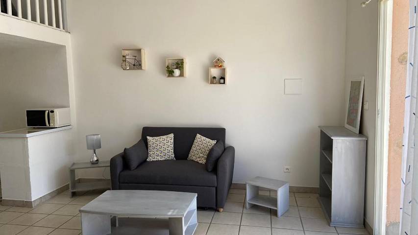 Gîte pour 2 personnes, avec vue et terrasse à Sénas - 2