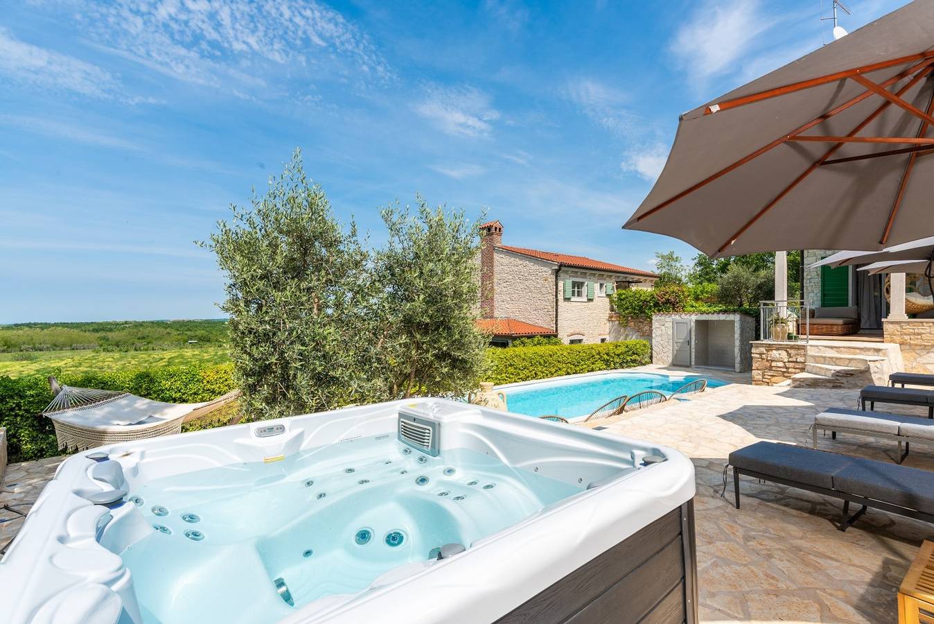 Villa Momento – Das istrische Refugium
Elegante Villa mit privatem Pool und Jacuzzi, umgeben von ruhiger istrischer Natur. in Vizinada, Zentralistrien
