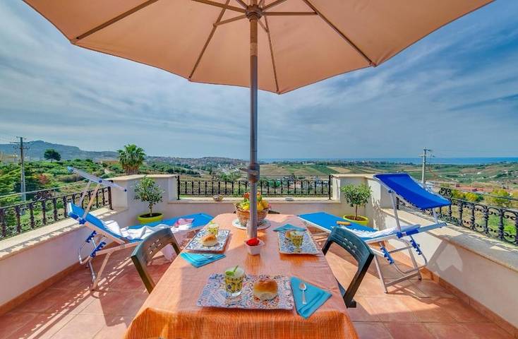 Appartamento per 4 persone, con piscina e giardino nonché panorama, adatto a famiglie con bambini in Sciacca