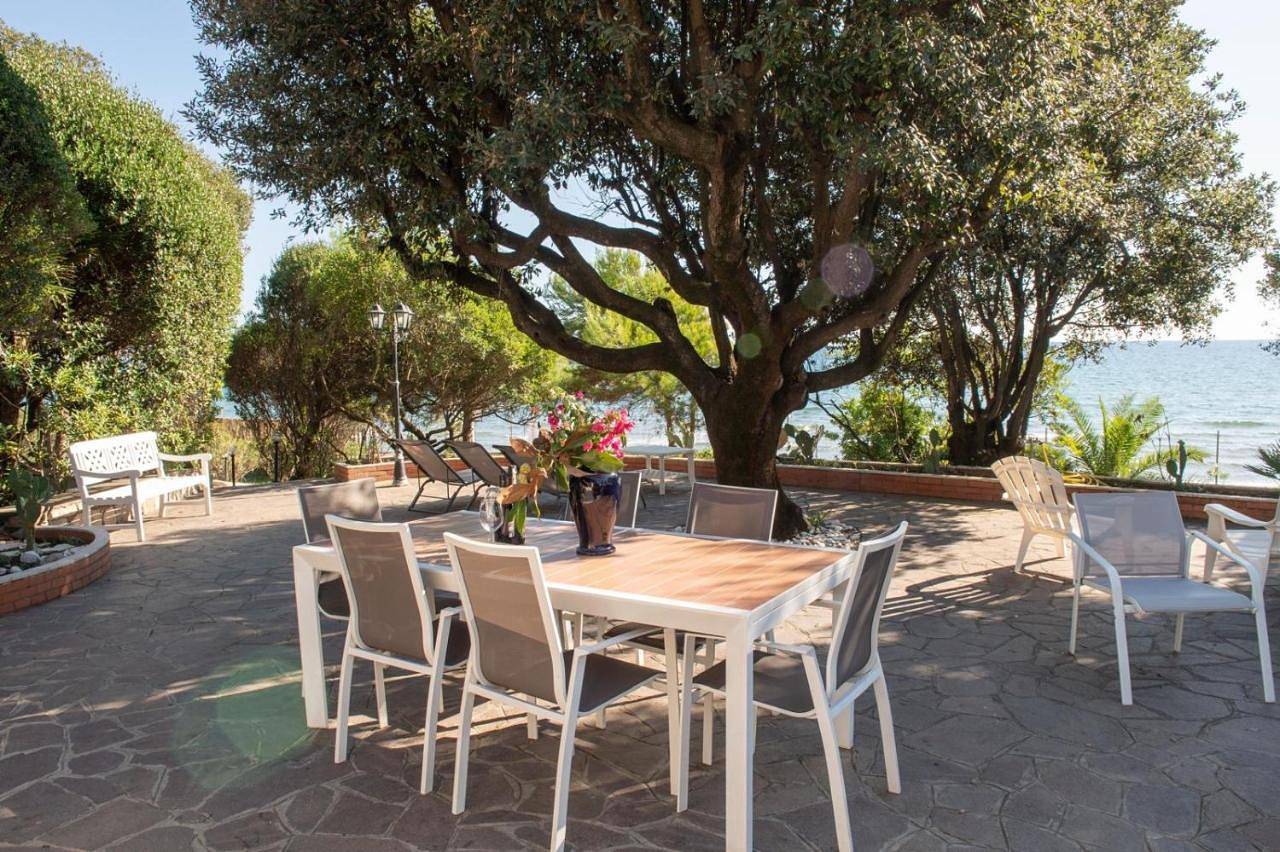 Villa Greg stupenda casa sulla spiaggia con accesso diretto al mare in Spiagga Salto di Fondi, Fondi