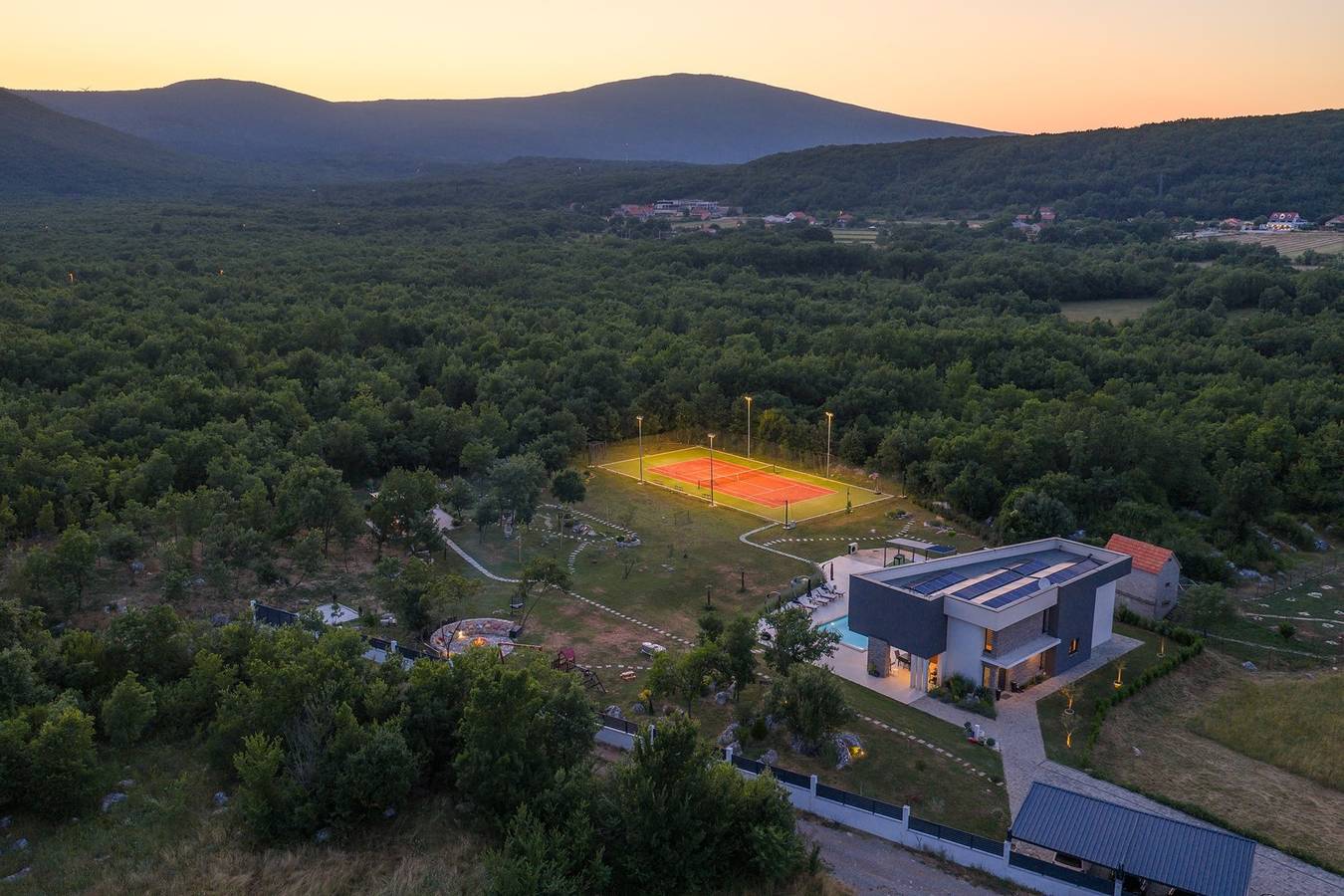 Villa Nella Foresta mit privatem 66 m2 großem beheiztem Pool, Whirlpool, Tennisplatz, Fitnessraum, Billard, 4 Schlafzimmern mit Bad in Sinj, Dalmatinisches Zagora