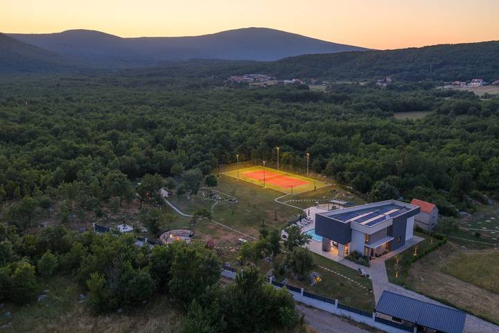 Villa Nella Foresta mit privatem 66 m2 großem beheiztem Pool, Whirlpool, Tennisplatz, Fitnessraum, Billard, 4 Schlafzimmern mit Bad in Sinj, Dalmatinisches Zagora