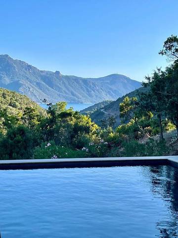 Location de vacances pour 6 personnes, avec vue ainsi que piscine et jardin, adapté aux familles à Serriera