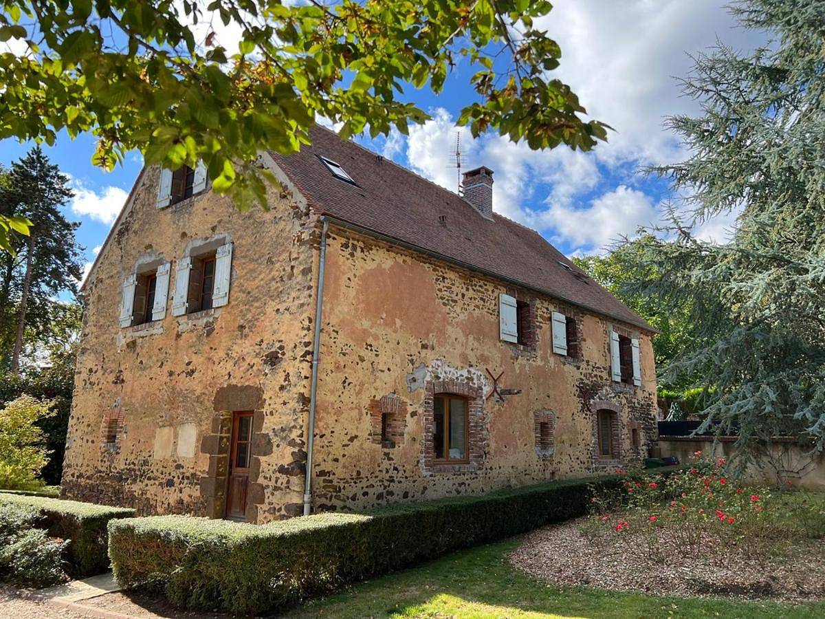 Five-Bedroom House in Saint-Sauveur-en-Puisaye, Région d'Auxerre