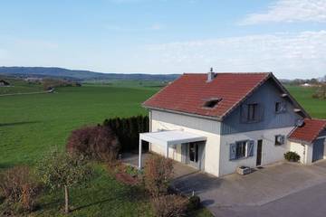 Location de vacances pour 6 personnes, avec jardin ainsi que terrasse et vue à Bians-les-Usiers