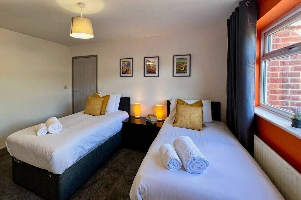 Curzon One Bungalow | Family & Contractor Parking in Cleethorpes, Grimsby and Cleethorpes