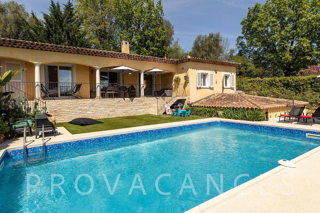 Lovely holiday home with pool in Le Rouret in Le Rouret, Région de Cannes