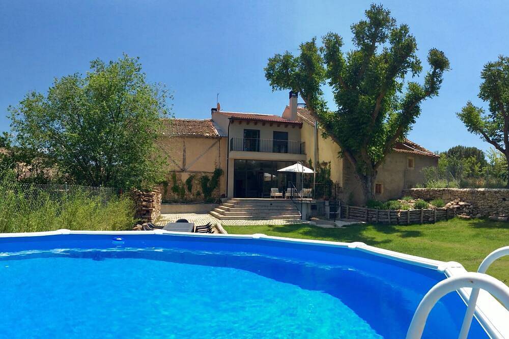 House the three walnuts in Prádena, Segovia Province