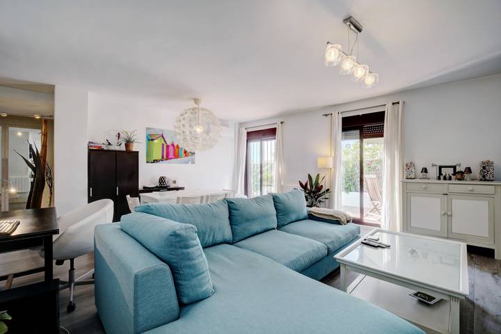 Apartamento entero, Apartamento 'Modern  Cozy Just 5 Mins From' con piscina compartida, Wi-Fi y aire acondicionado in Marbella West, Marbella