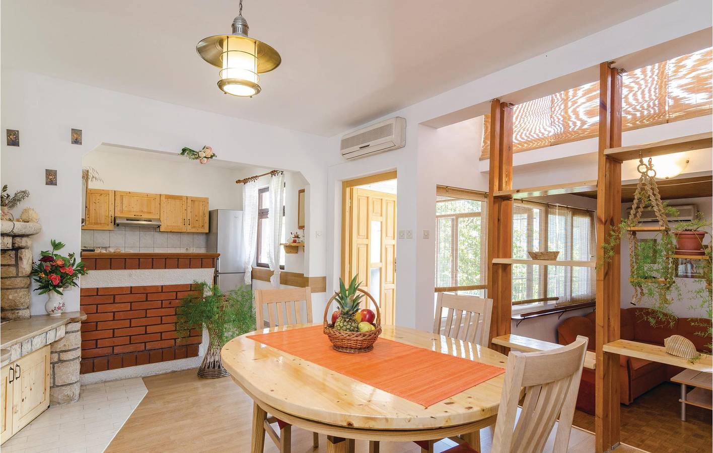 Ganze Ferienwohnung, Gemütliche Ferienwohnung mit Terrasse, Parkplatz und WLAN – 2,5 km vom Strand entfernt in Vela Luka, Korcula