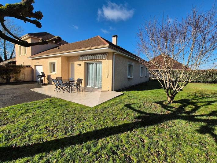 Gîte pour 6 personnes, avec vue ainsi que terrasse et jardin à Uzein