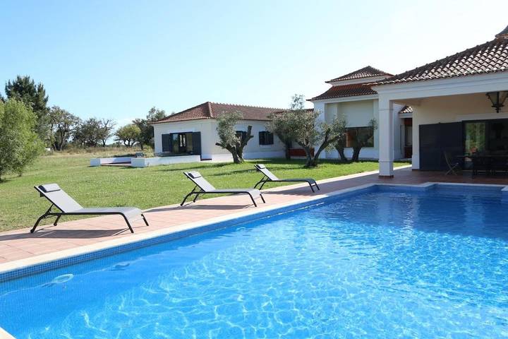 Casa de férias para 8 pessoas, com jardim e terraço e ainda vista and piscina em Alcochete