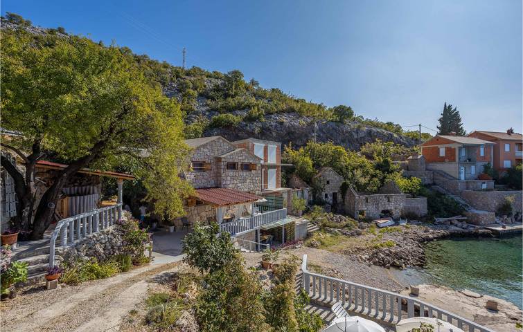 Charmantes Apartment, 1 km von der Küste entfernt: gemütliches Apartment mit WLAN, Terrasse und Parkplatz in Lukovo Šugarje, Naturpark Velebit