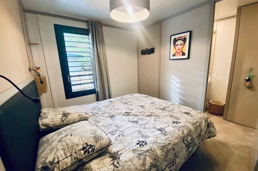 Cottage Cosy 5 Personnes Avec Grande Terrasse les Pieds Presque Dans Leau in Jullouville, Côte de la Déroute