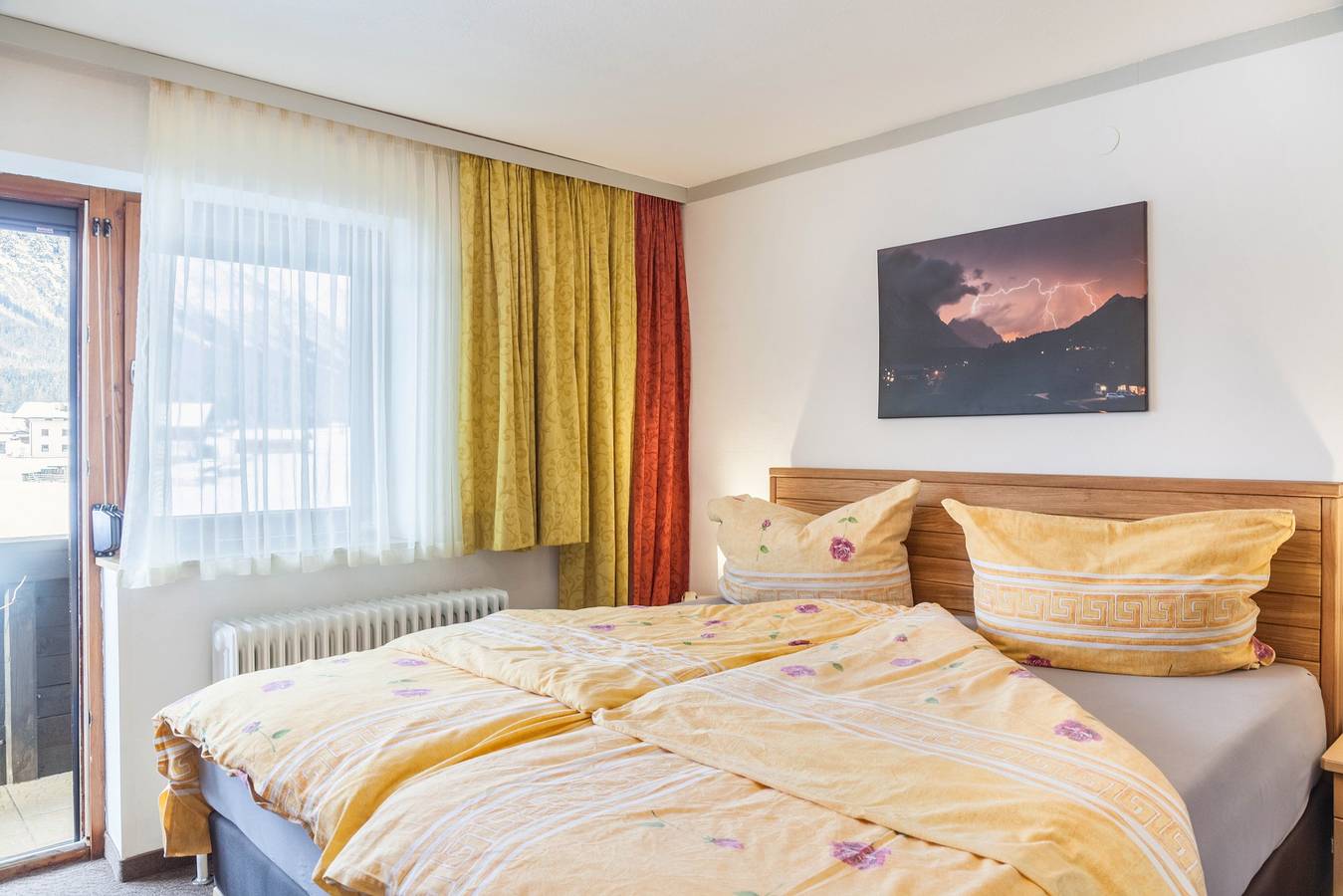 Geheel appartement, Vakantie Appartement "Haus Am Lärchenhang" met Uitzicht op de Bergen, Balkon & Wi-Fi in Leutasch, Innsbruck Land