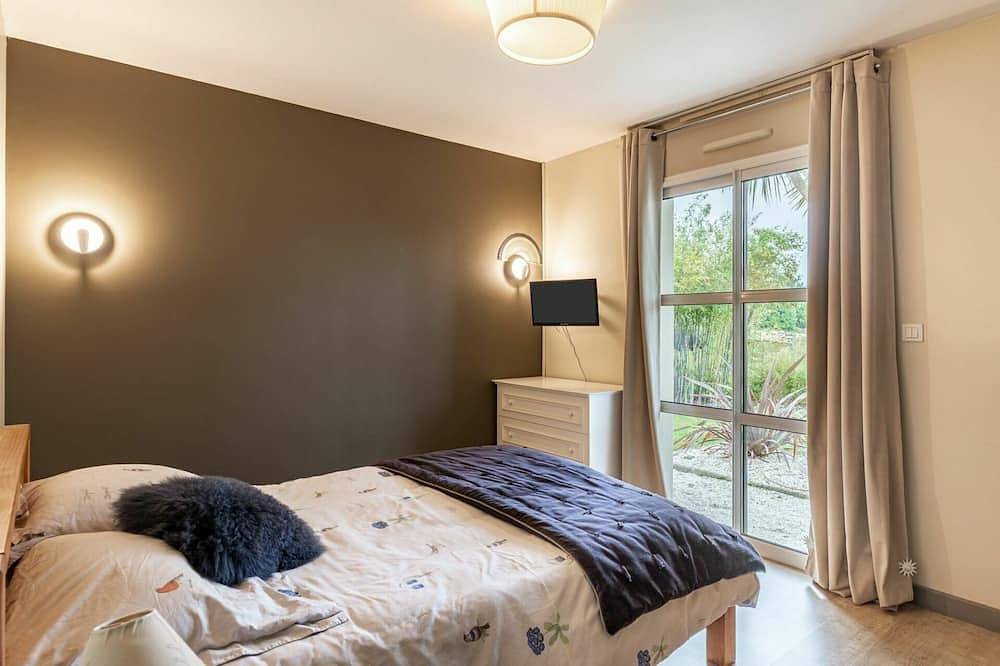 Beautiful private villa for 8 guests with Wifi, private pool, Tv and terrace in Theix, Côte des Mégalithes