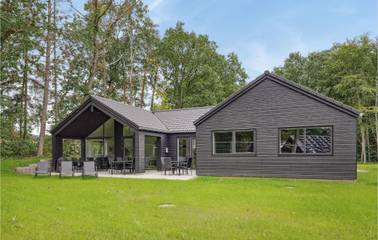 Ferienhaus für 16 Personen, mit Whirlpool und Garten sowie Sauna, kinderfreundlich in Mecklenburgische Seenplatte