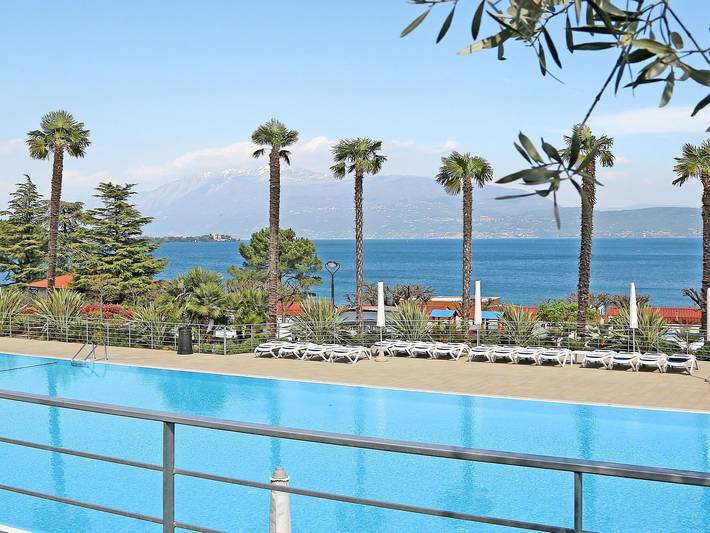 Ferienwohnung für 4 Personen, mit Balkon und Terrasse sowie Garten und Pool in Manerba del Garda