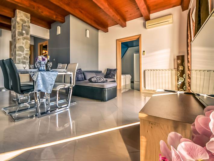 Ferienwohnung für 6 Personen, mit Balkon und Terrasse in Maslenica - 2