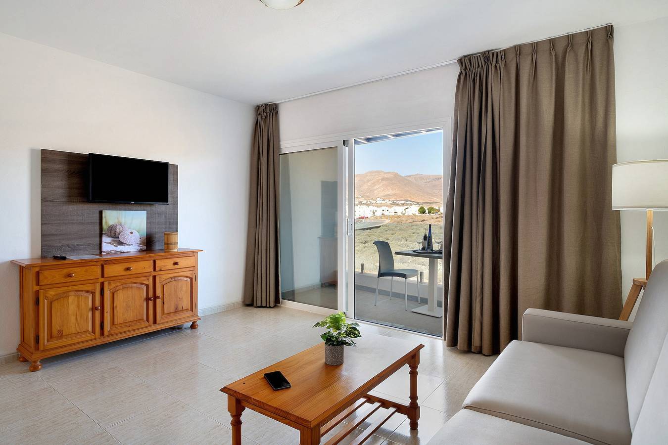Entire apartment, Holiday Apartment “Callao Beach 10” with Mountain View, Terrace & Wi-Fi in Punta de las Mujeres, Haría