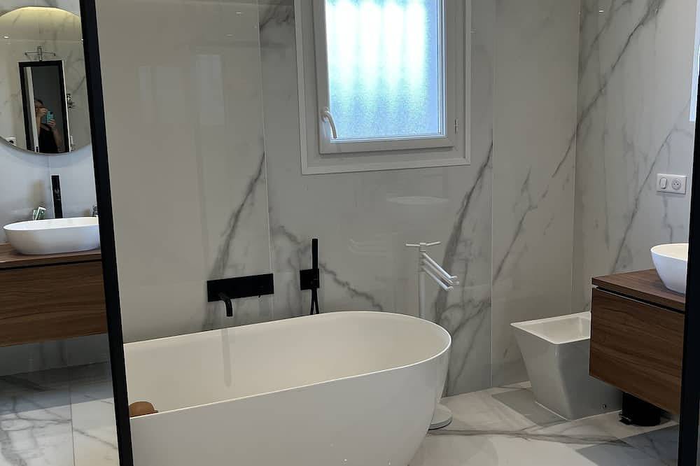 Large 200 m² family villa, ideal for families and groups of friends in Montbazin, Côte d'Améthyste