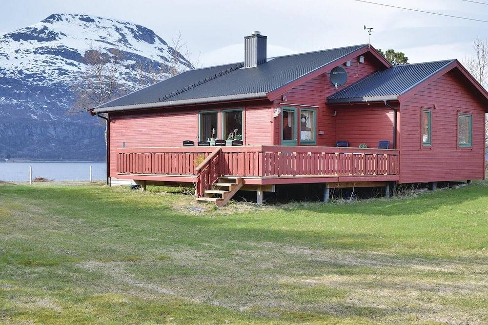 3 bedroom beach front home in Hol I Tjeldsund in Vestfjorden