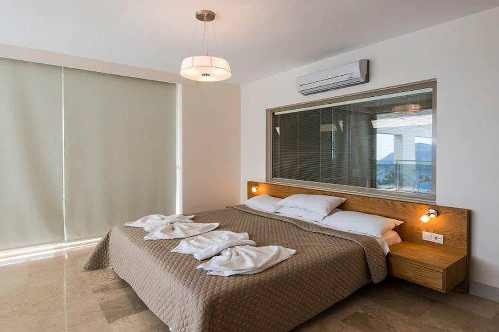 Luxury villa with sea view close to the center in Antalya, Antalya Province