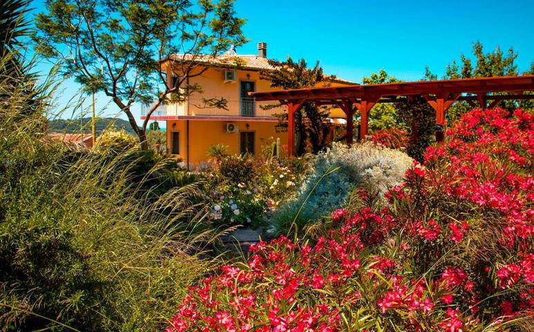 Location de vacances pour 3 personnes, avec Balcon et Terrasse ainsi que Jardin et Vue à Mòdolo