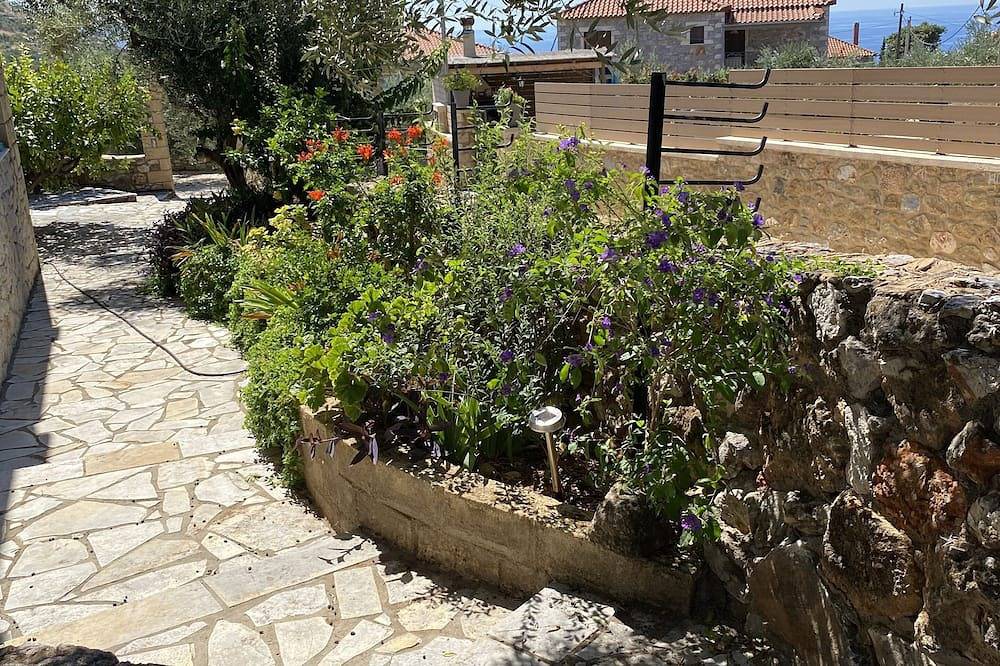 Our beautiful Greek home with private pool, large outdoor areas and lovely views in Stoupa, Messenien
