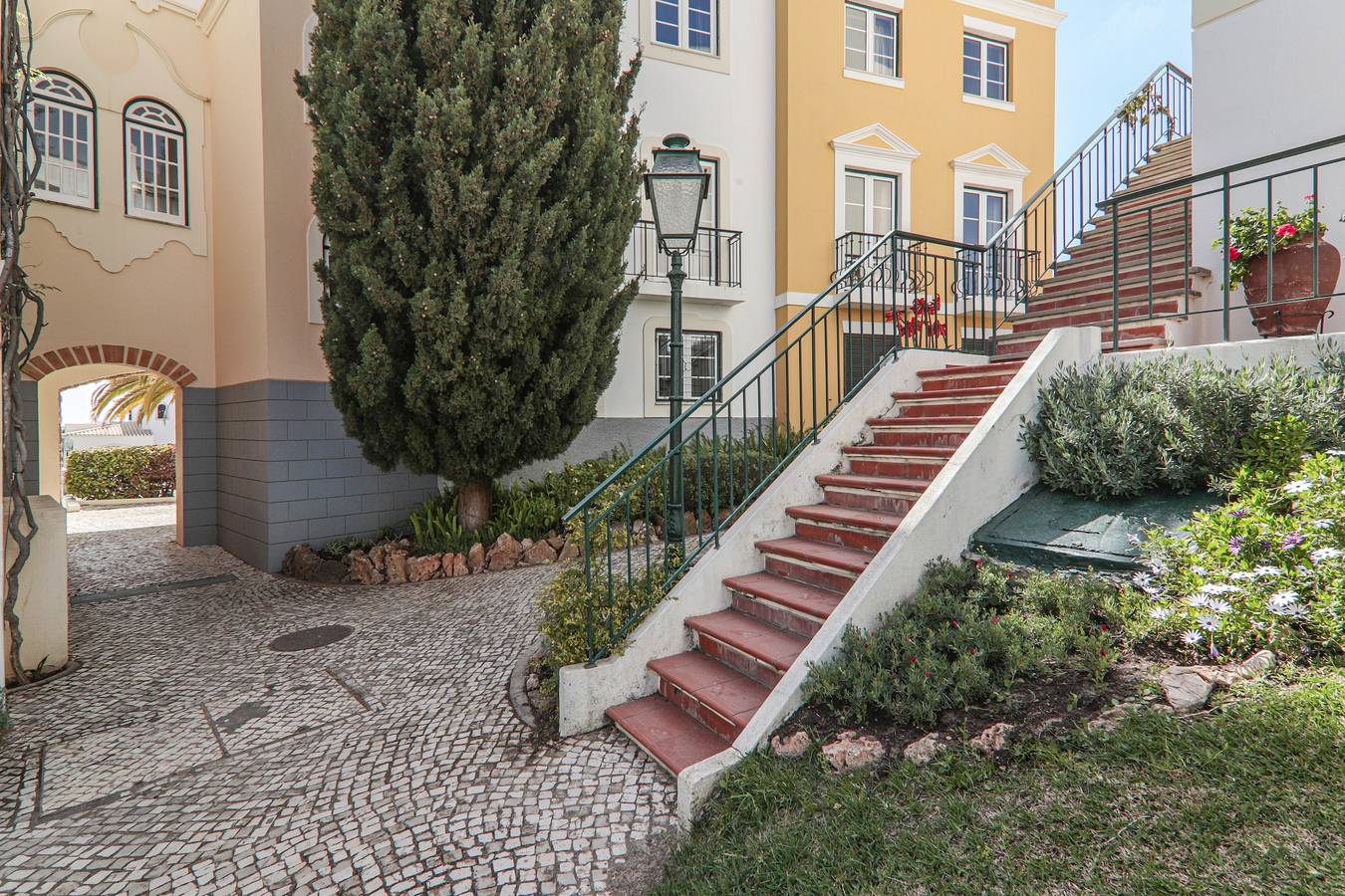Apartamento inteiro, Apartamento 'Old Village Vilamoura' com piscina, Wi-Fi, A/C e jardim; estacionamento disponível in Quarteira, Distrito de Faro