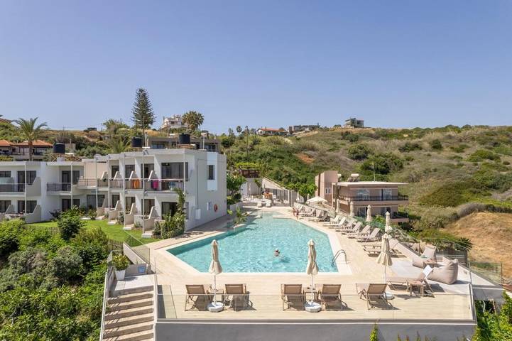 Apartahotel para 4 personas, con jardín además de vistas y piscina en Creta