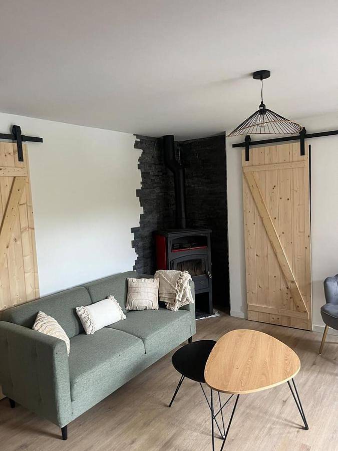 Location de vacances pour 6 personnes, avec vue et terrasse ainsi que jardin et vue sur le lac, animaux acceptés à Manzat - 3