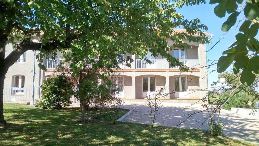 Hôtel pour 3 personnes, avec Balcon et Terrasse ainsi que Jardin et Vue à Castelnau-Magnoac