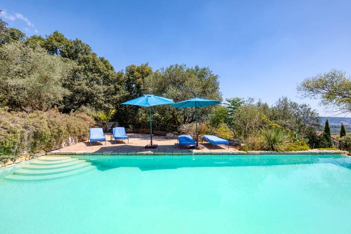 Location de vacances pour 14 personnes, avec jardin dans l' Hérault