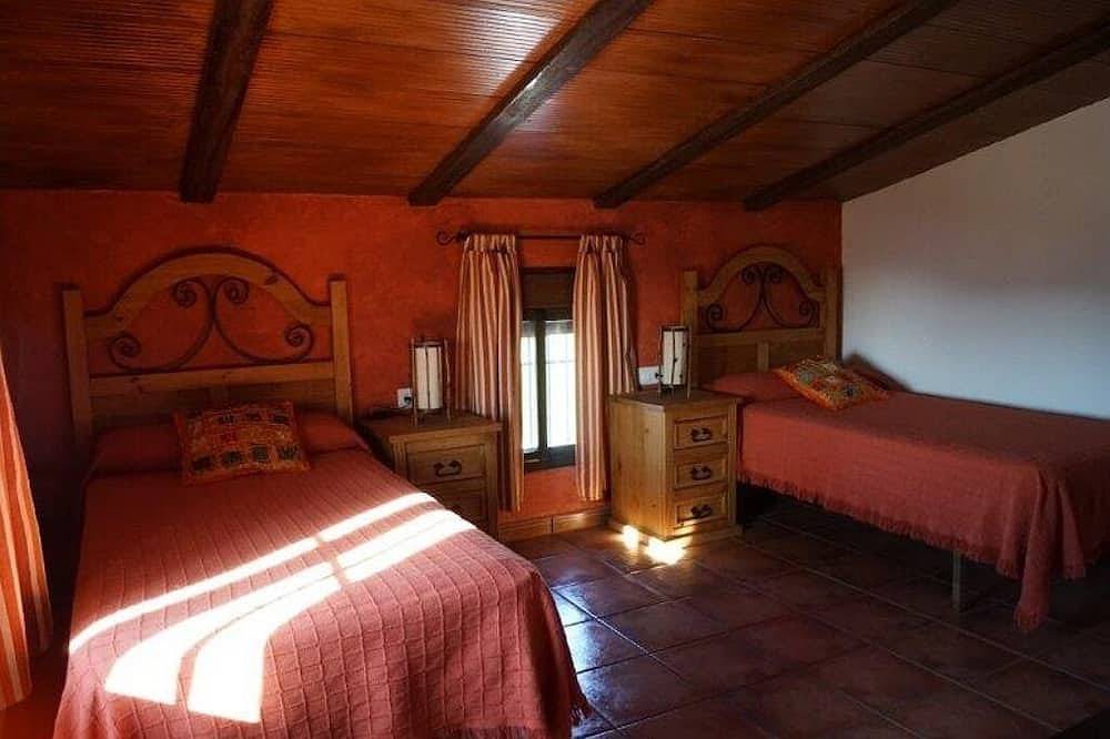 Casa rural el  recreo , tiene una amplia zona, con juegos para los mas pequeños in El Gastor, Pueblos Blancos