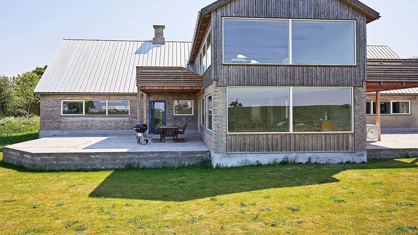 Ferieudlejning for 7 personer, med terrasse i Svaneke