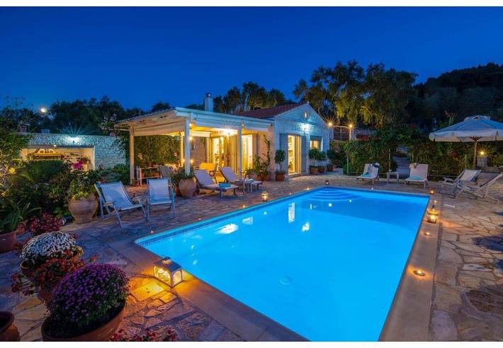 Villa "Aloni" met zeezicht, privé zwembad & Wi-Fi in Paxos