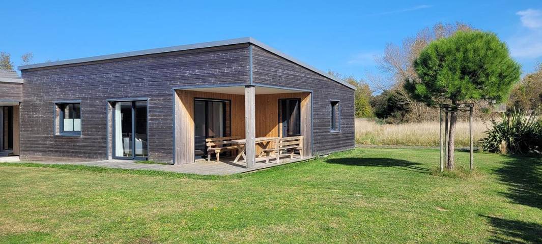 Parc de vacances pour 8 personnes, avec bassin pour enfant et jardin ainsi que vue et piscine en Normandie - 2