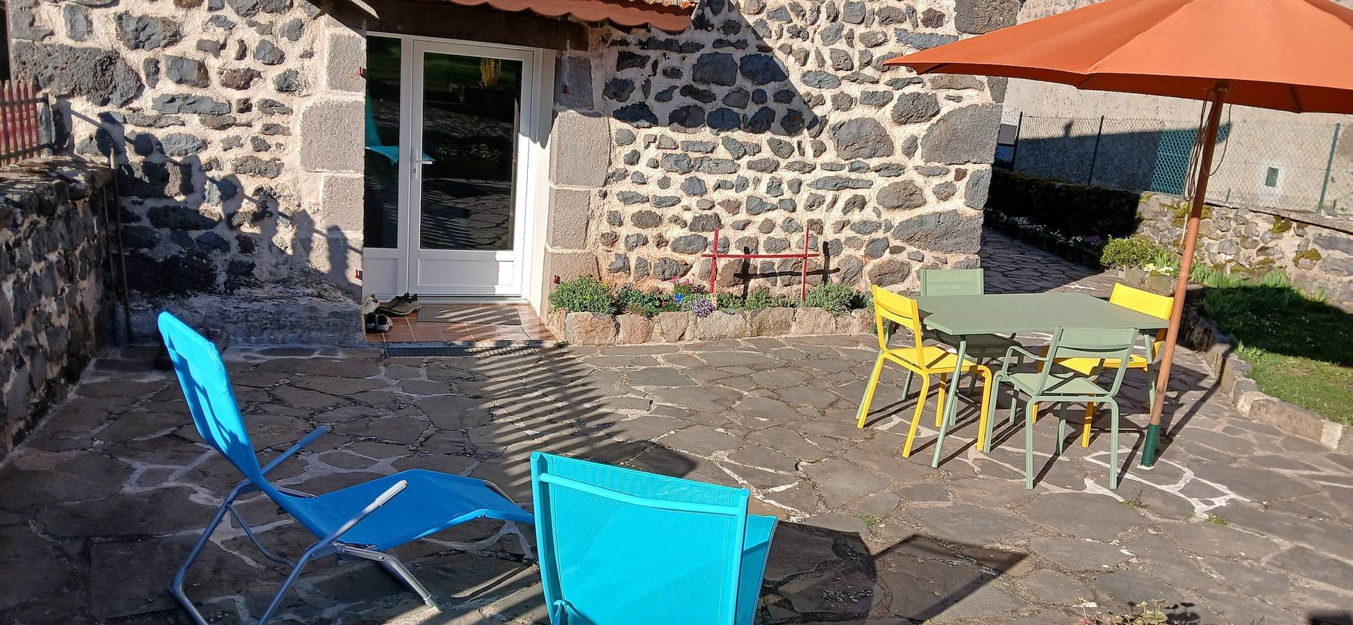 Casa de vacaciones 'Maison De Campagne' con terraza privada, jardín privado y Wi-Fi in Séneujols, Alto Loira