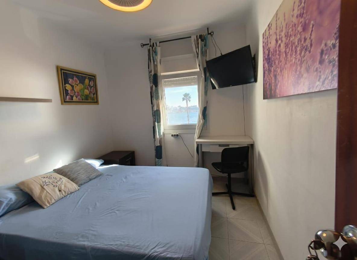 Apartamento vacacional entero, Vistas a 3 Países y 2 Continentes - 1ª Linea de Playa - 5 min Gibraltar - E-Scooter Gratis in Playa Llanito, La Línea de la Concepción