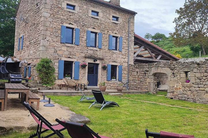 Location de vacances pour 12 personnes, avec terrasse et jacuzzi, animaux acceptés à Saint-Christophe-d'Allier